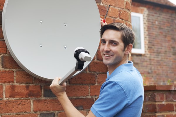 Technik montuje antenę